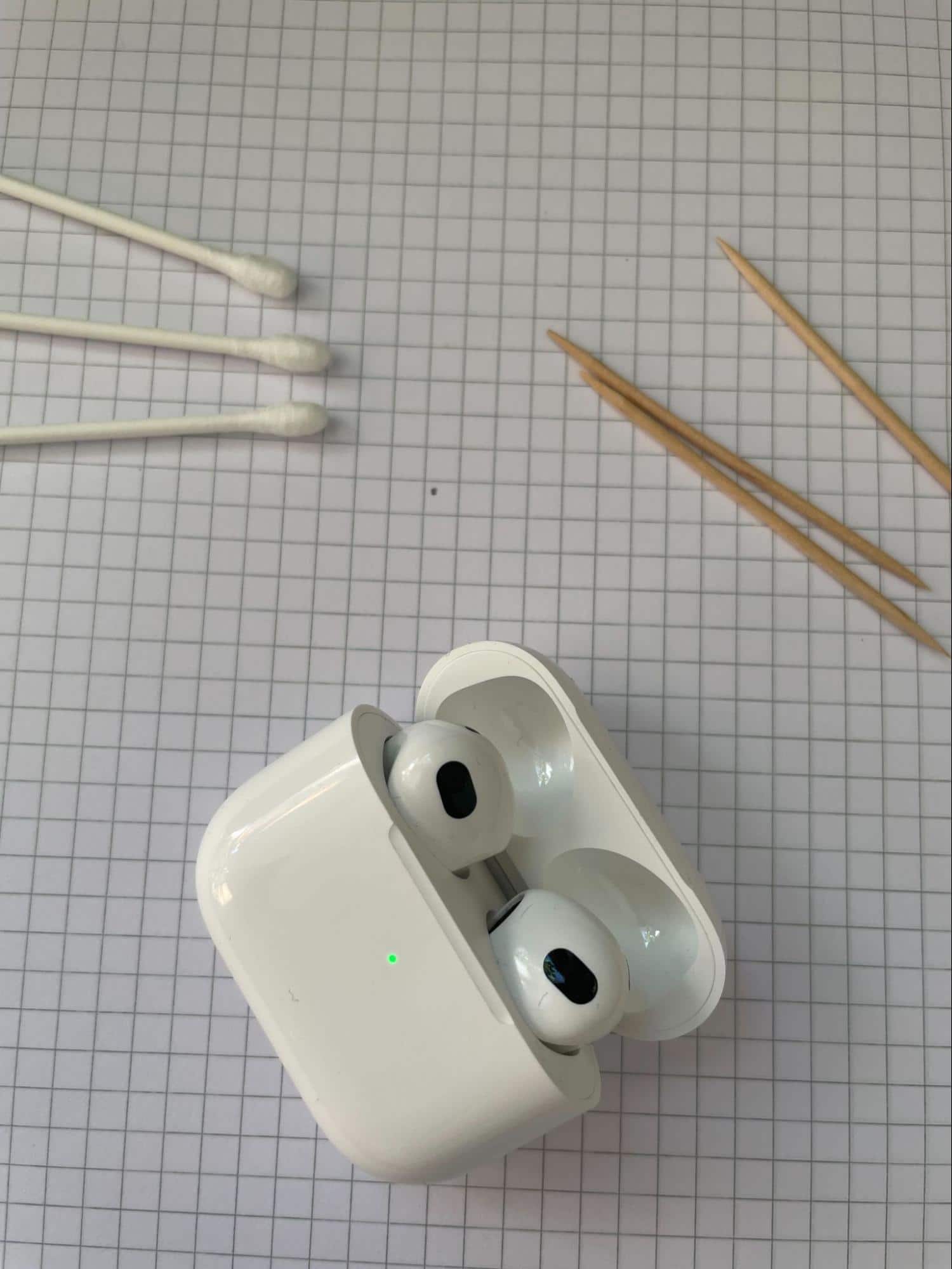 how to clean airpods 1 | CyberCrew